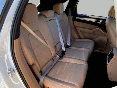 Used 2022 Porsche Cayenne Platinum Edition AWD/4WD image 20
