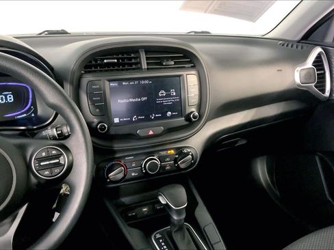 Certified 2025 Kia Soul LX w/ LX Technology Package FWD image 6