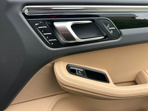 Certified 2025 Porsche Macan AWD/4WD image 19