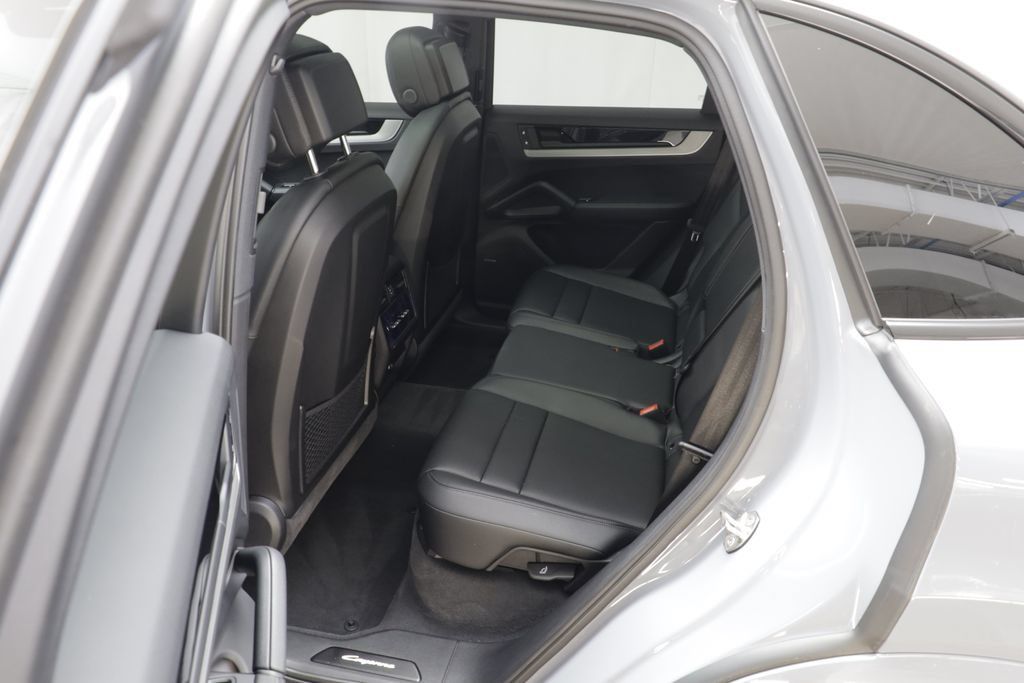 Used 2025 Porsche Cayenne AWD/4WD image 16