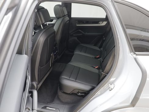 Used 2025 Porsche Cayenne AWD/4WD image 16