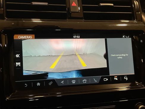 Used 2020 Land Rover Discovery HSE image 17