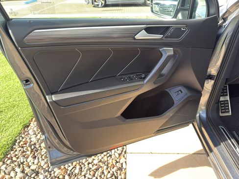 Used 2022 Volkswagen Tiguan SEL R-Line image 9