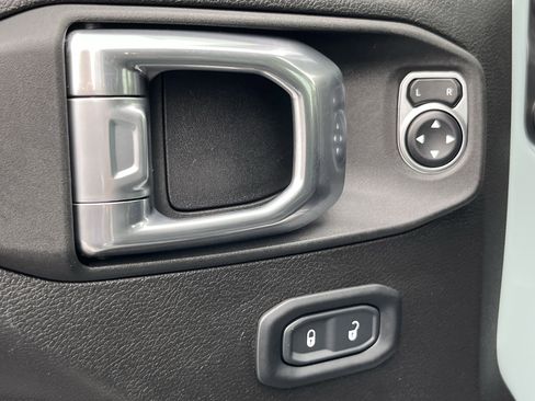 Used 2024 Jeep Wrangler Unlimited image 17