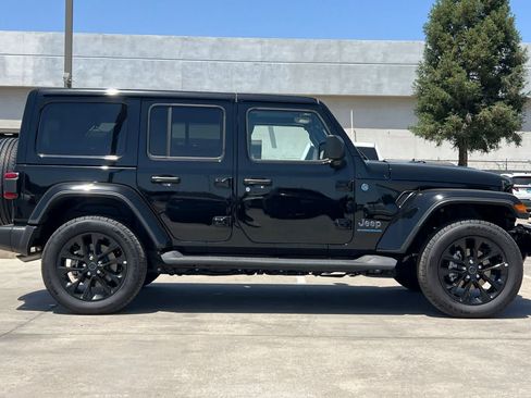 Used 2025 Jeep Wrangler Unlimited Sahara AWD/4WD image 9