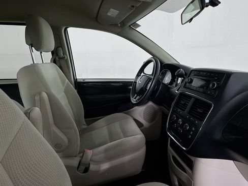 Used 2017 Dodge Grand Caravan SE FWD image 25