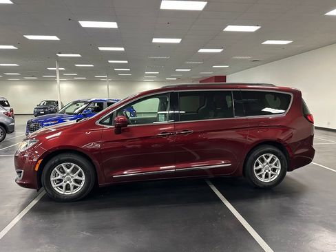 Used 2020 Chrysler Pacifica Touring-L FWD image 4