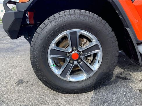 Used 2018 Jeep Wrangler Unlimited Sahara AWD/4WD image 9