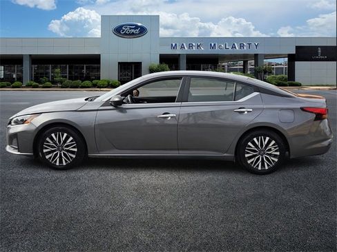 Used 2024 Nissan Altima 2.5 SV image 2