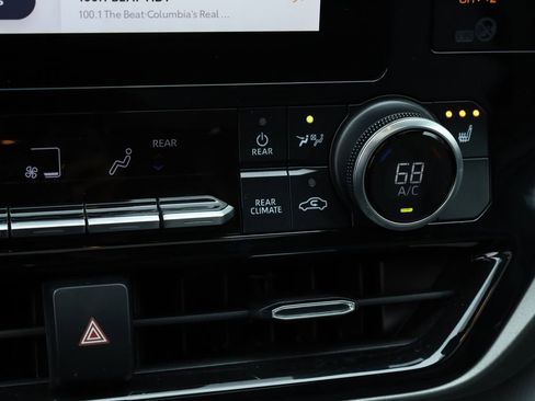 Used 2024 Toyota Highlander XLE image 30