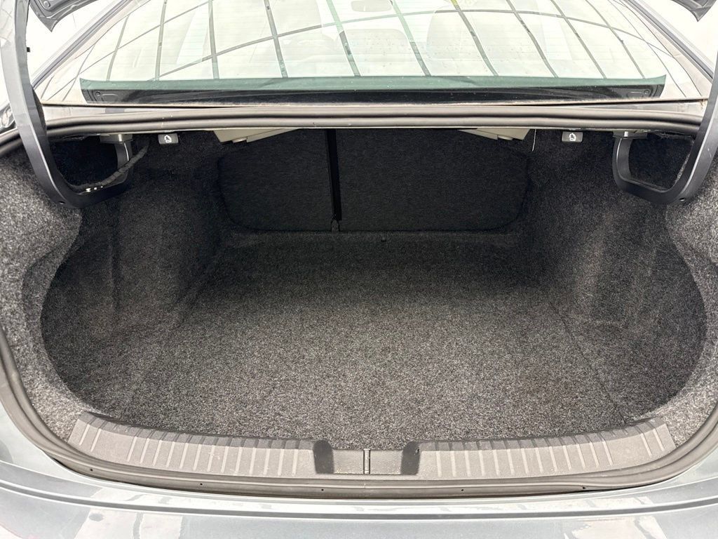 Used 2025 Volkswagen Jetta SE FWD image 9