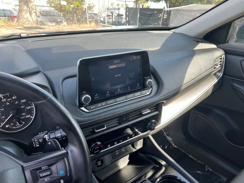 Used 2025 Nissan Rogue SV image 17