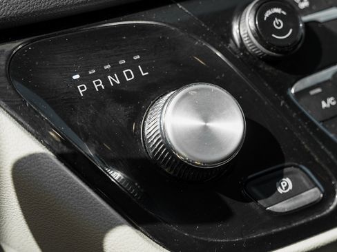Used 2024 Chrysler Pacifica Touring-L FWD image 12