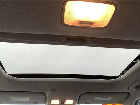 Used 2025 Hyundai Venue SEL image 25