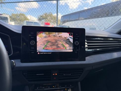 Used 2025 Volkswagen Jetta SE image 17