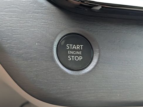 Used 2025 Nissan Murano SV FWD image 13