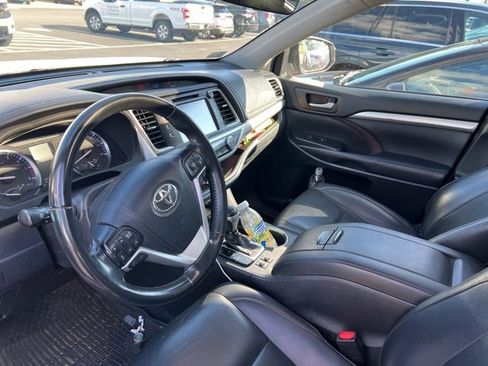 Used 2019 Toyota Highlander XLE w/ Carpet Mat Package (TMS) image 8
