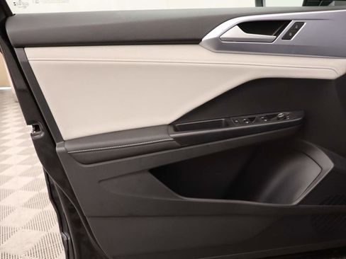 Used 2025 Volkswagen Taos SE w/ Panoramic Sunroof Package image 19