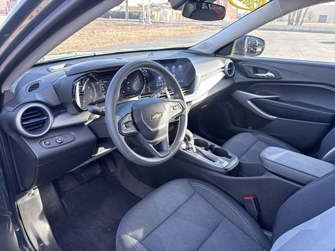 Certified 2025 Chevrolet Trax LS image 10