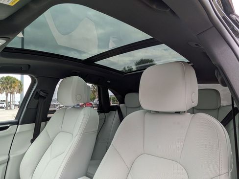 Used 2025 Porsche Macan w/ Premium Package Plus AWD/4WD image 19