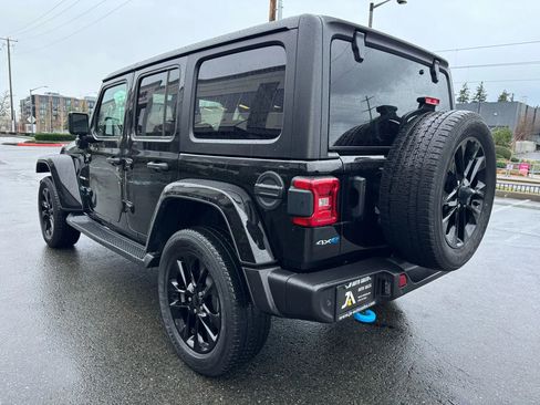 Used 2022 Jeep Wrangler Unlimited Sahara w/ Cold Weather Group image 8