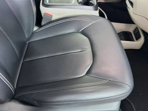 Used 2023 Chrysler Pacifica Touring-L FWD image 39