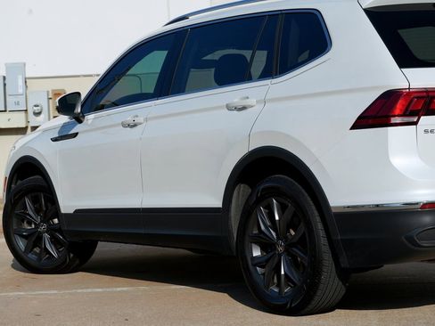 Used 2023 Volkswagen Tiguan SE w/ Panoramic Sunroof Package FWD image 33