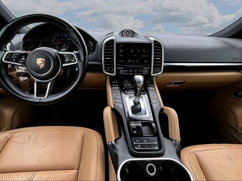 Used 2017 Porsche Cayenne AWD/4WD image 7