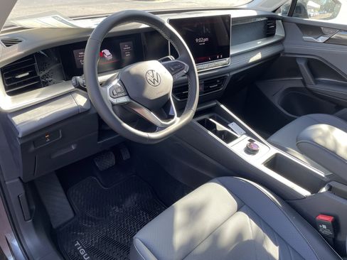 New 2026 Volkswagen Tiguan SE FWD image 16