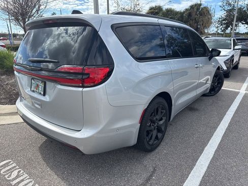 Used 2024 Chrysler Pacifica Touring-L w/ S Appearance Package image 16