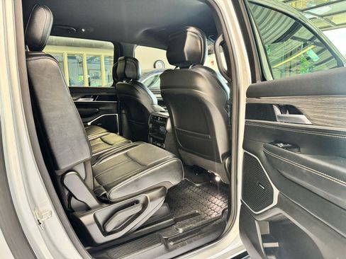 Used 2024 Jeep Wagoneer L Series II w/ Flexible Seating Group RWD image 27