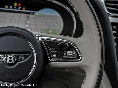 Used 2022 Bentley Bentayga image 41
