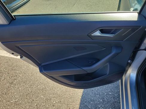 Certified 2023 Volkswagen Jetta SE w/ Panoramic Sunroof Package FWD image 9