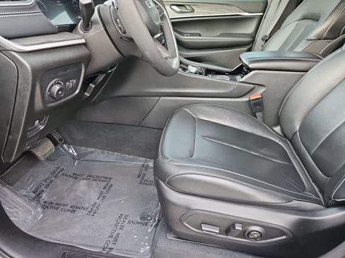 Used 2023 Jeep Grand Cherokee Limited image 17