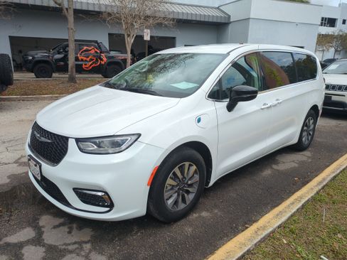 Certified 2024 Chrysler Pacifica Select image 9