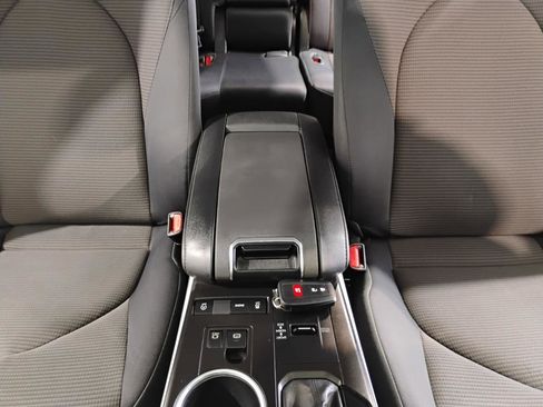 Used 2021 Toyota Highlander L image 38