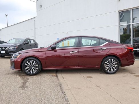 Used 2024 Nissan Altima 2.5 SV FWD image 2