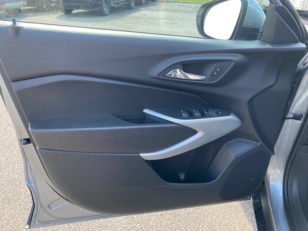New 2026 Chevrolet Trax LS w/ LS Convenience Package FWD image 9
