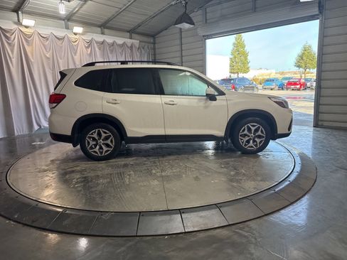 Used 2020 Subaru Forester Premium image 3