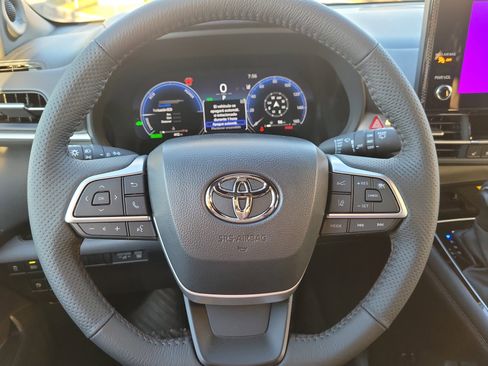 Used 2025 Toyota Sienna Limited image 15