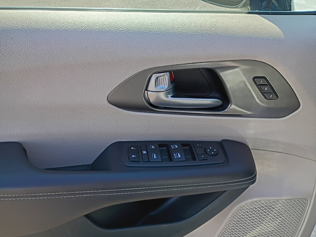 Used 2024 Chrysler Pacifica Touring-L FWD image 31