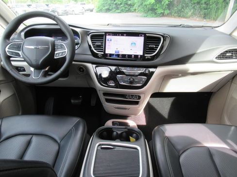 Certified 2023 Chrysler Pacifica Touring-L FWD image 12