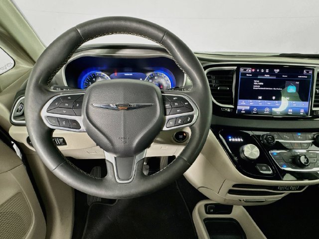 Used 2023 Chrysler Pacifica Touring-L FWD image 10