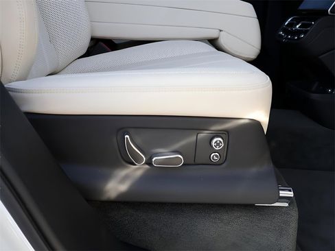 Used 2023 Bentley Bentayga Extended Wheelbase image 17