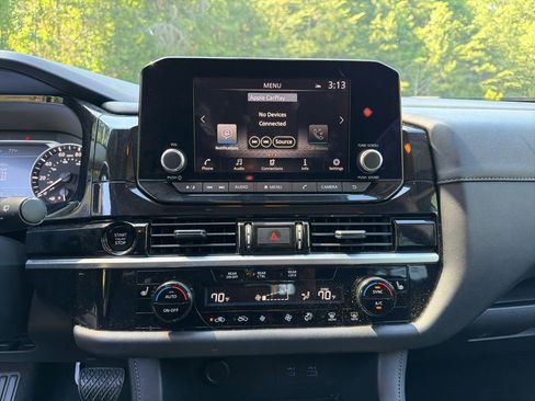 Used 2025 Nissan Pathfinder SV FWD image 12