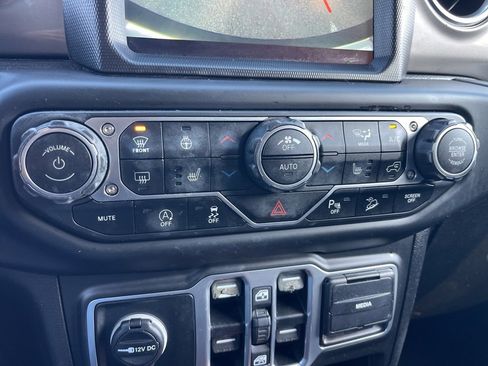 Used 2018 Jeep Wrangler Unlimited Sahara image 12