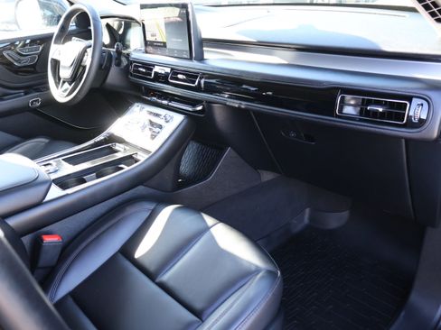 Used 2022 Lincoln Aviator AWD w/ Premium Package image 11