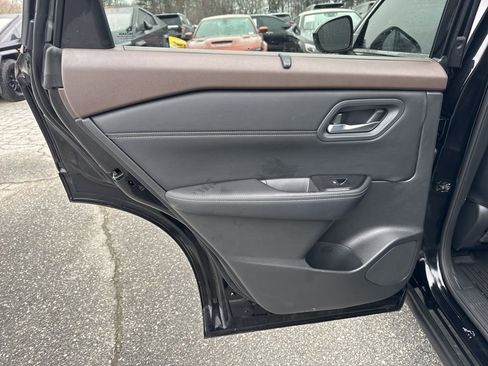 Used 2023 Nissan Rogue SV w/ SV Premium Package image 27