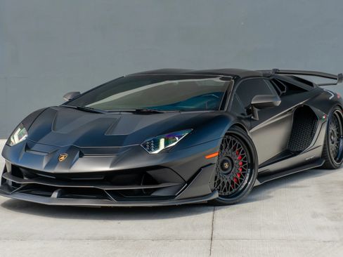 Used 2020 Lamborghini Aventador SVJ AWD/4WD image 3