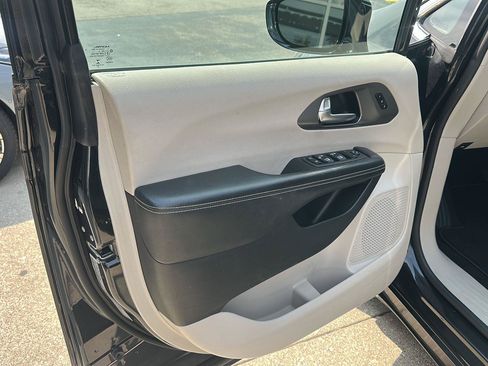 Used 2022 Chrysler Pacifica Touring-L FWD image 20